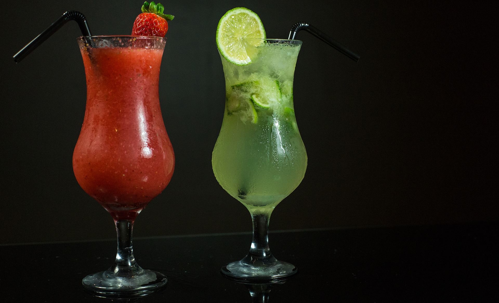 Zwei Cocktail vor schwarzem Hintergrund