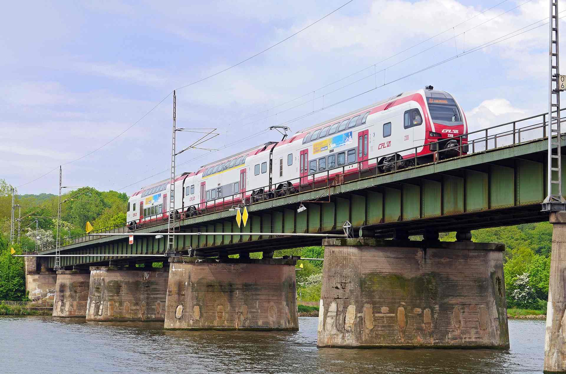 Ein Bild der Moselbrücke in Trier